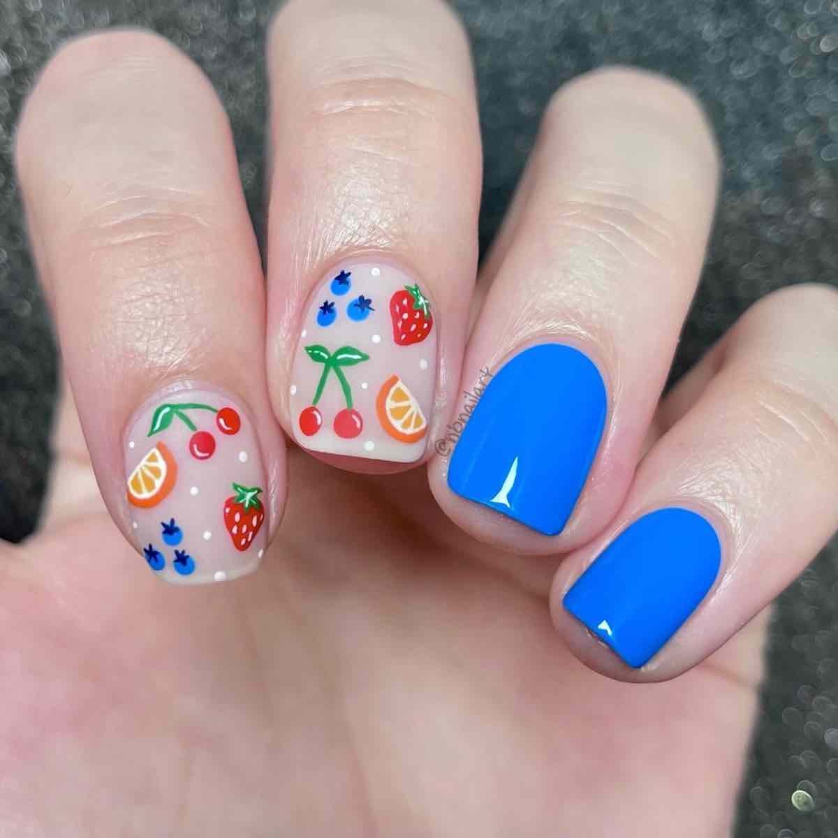 Nail art con frutta su unghie corte